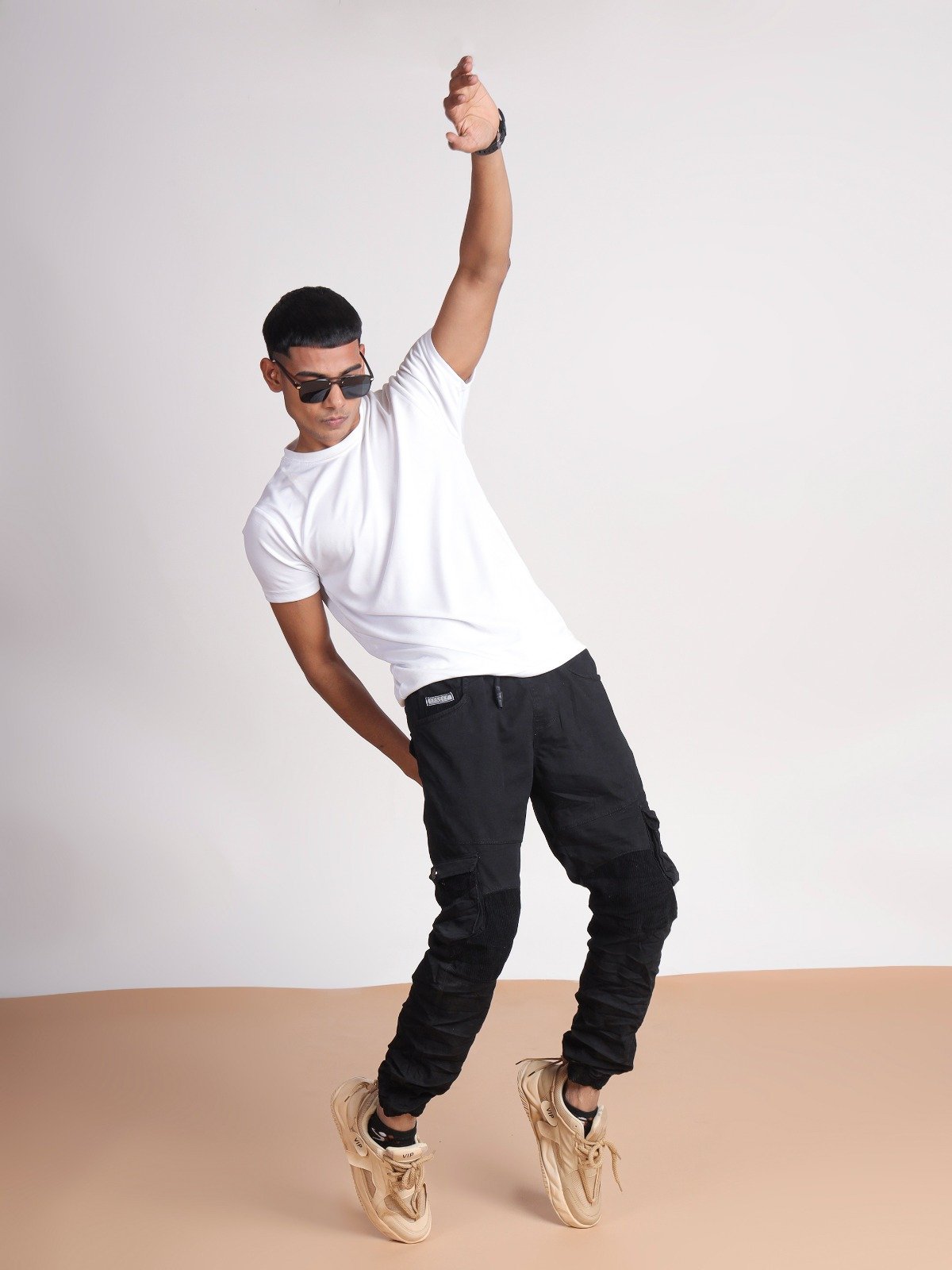 Una vista de una playa desde la cima de una colina